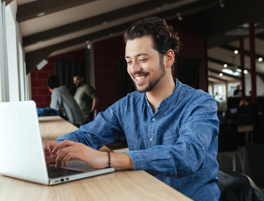 Professionnel gérant son site internet en ligne